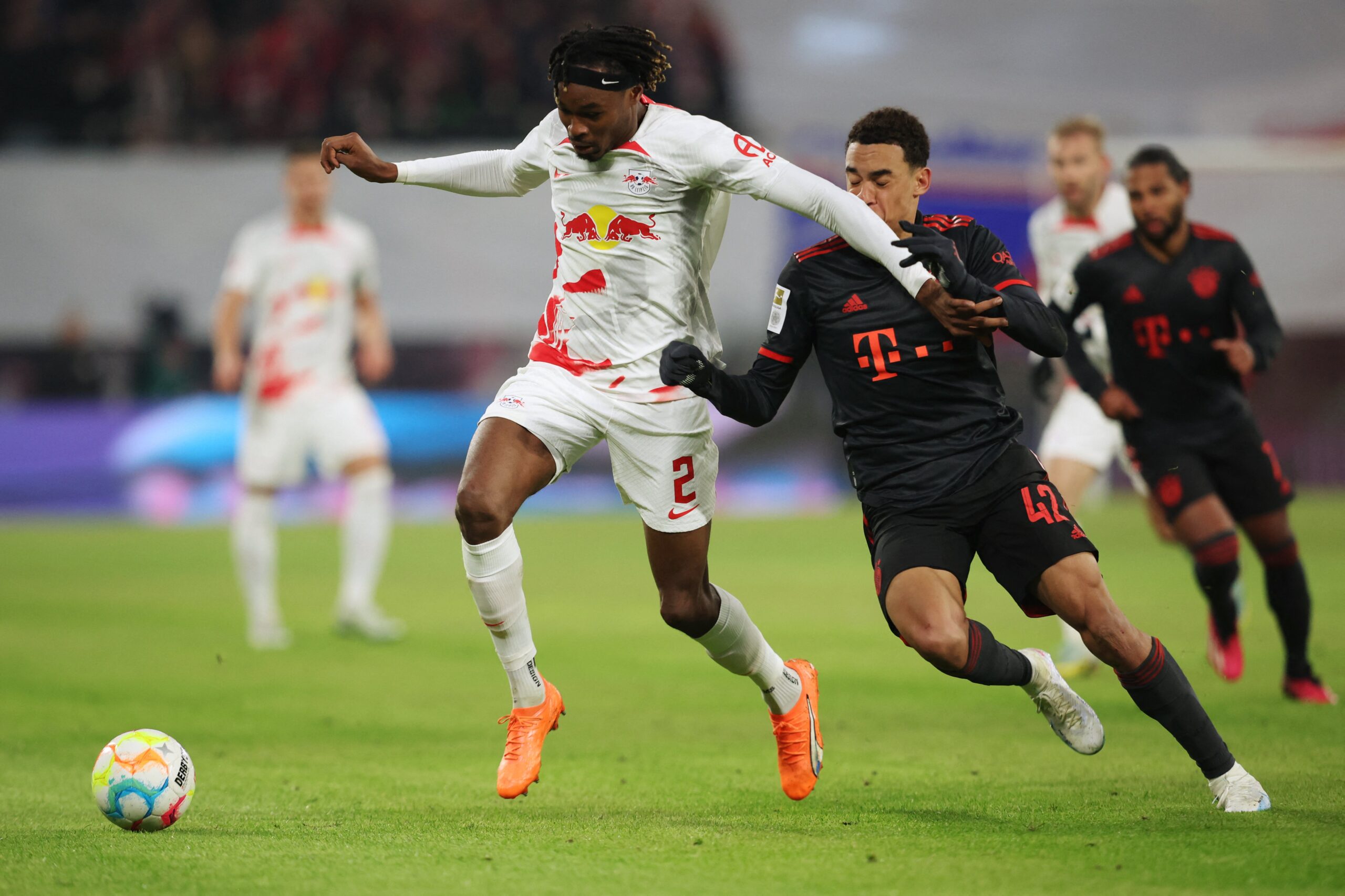 Bayern abre o placar, mas cede empate no 2º tempo ao RB Leipzig na volta do Alemão