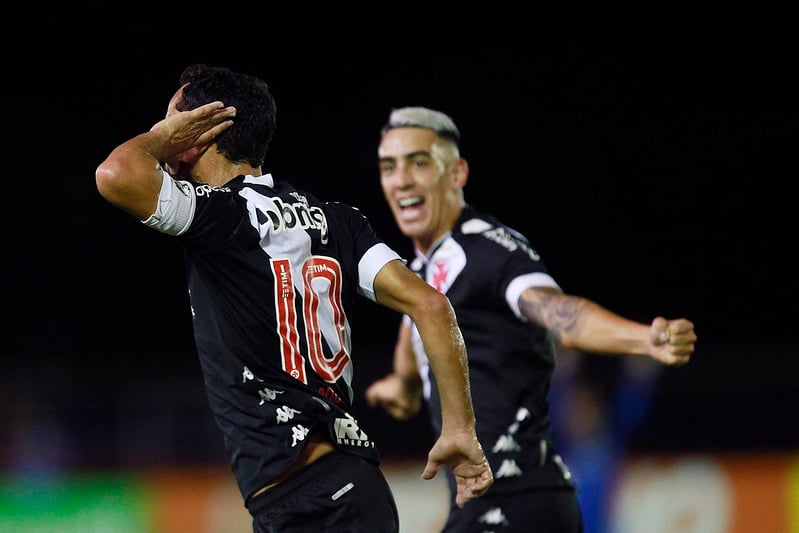 Vasco estreia titulares, bate a Portuguesa-RJ e conquista primeira vitória no Carioca