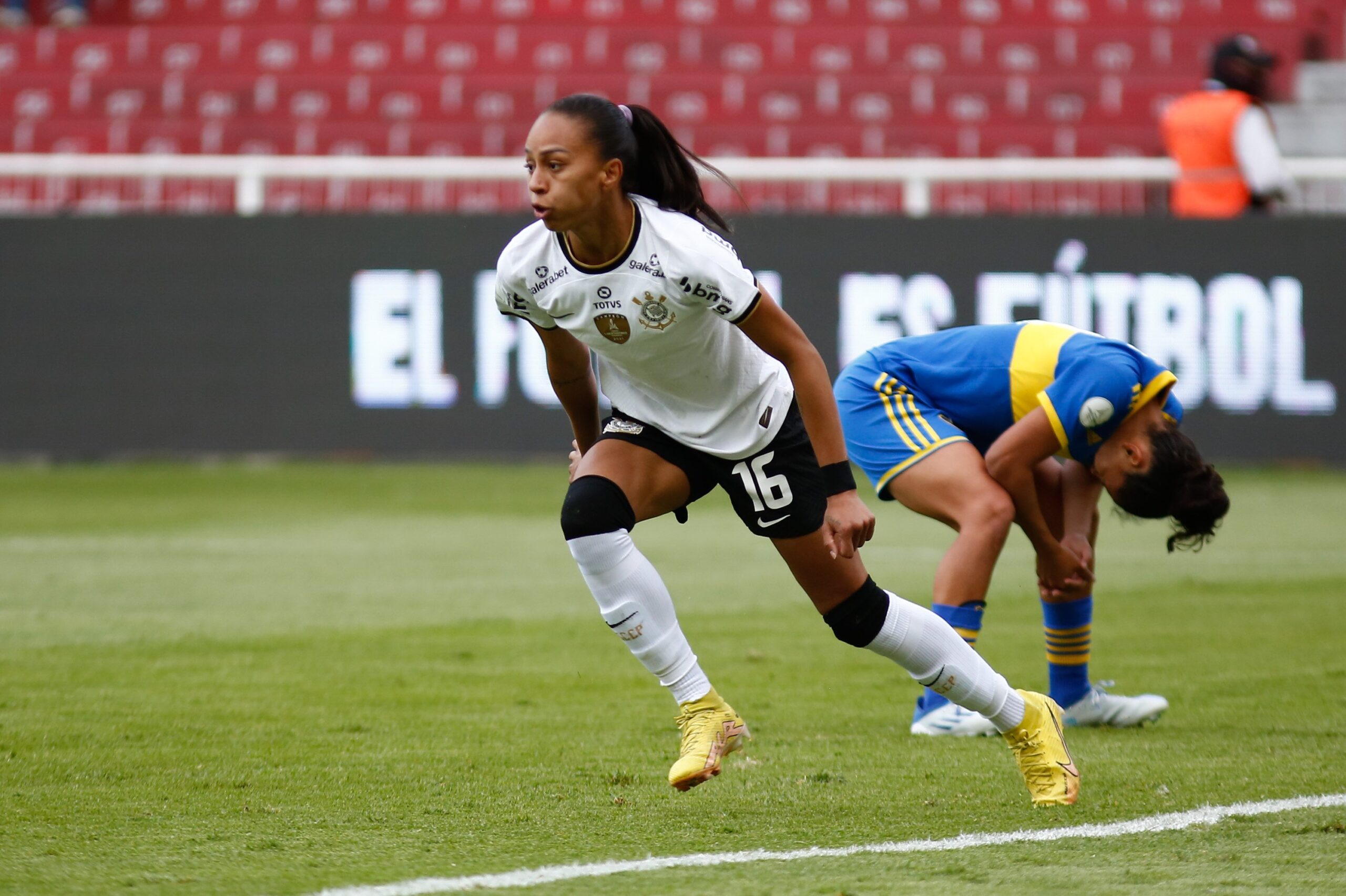 Ex-Corinthians, atacante Adriana é anunciada como reforço do time de Marta nos EUA