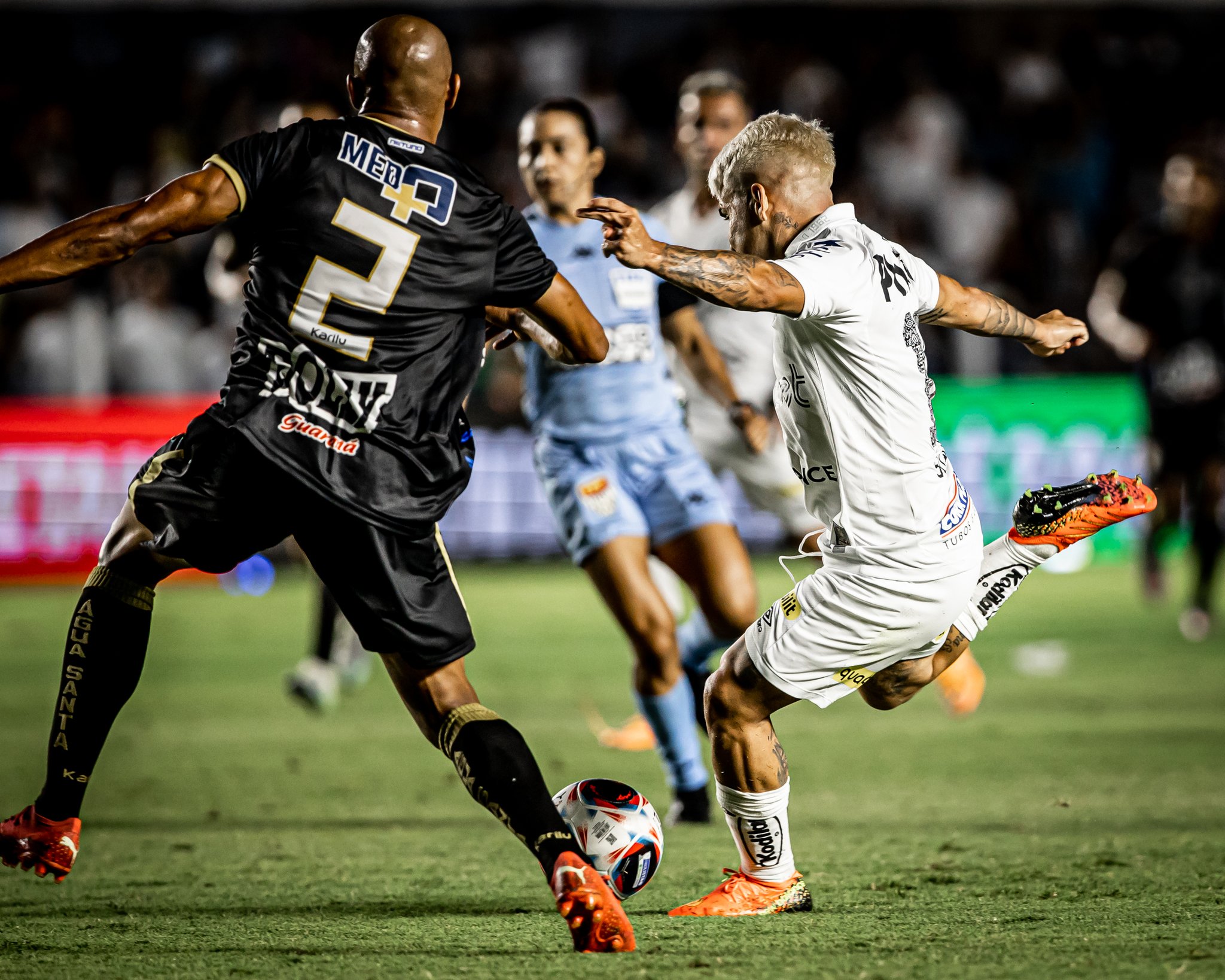 Soteldo garante elenco do Santos tranquilo após empate com Água Santa e vê protestos “sem necessidade”