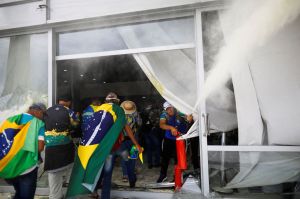 Alvo de mandado de prisão pula o muro e foge da PF durante operação contra atos criminosos