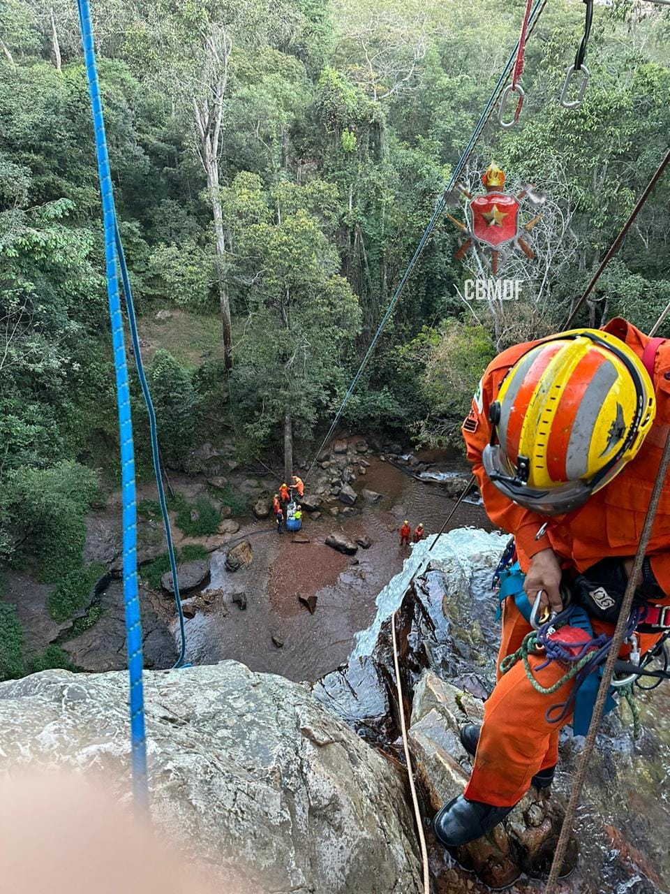 Mulher é resgatada após cair em cachoeira, em Santa Maria, no DF; resgate durou 6 horas
