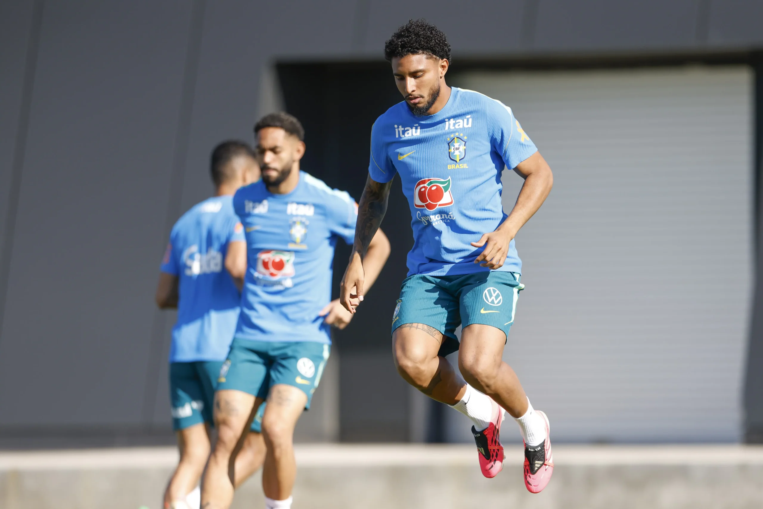 com-ederson,-brasil-abre-ultima-semana-de-treinos-para-estreia-na-copa com-ederson,-brasil-abre-ultima-semana-de-treinos-para-estreia-na-copa